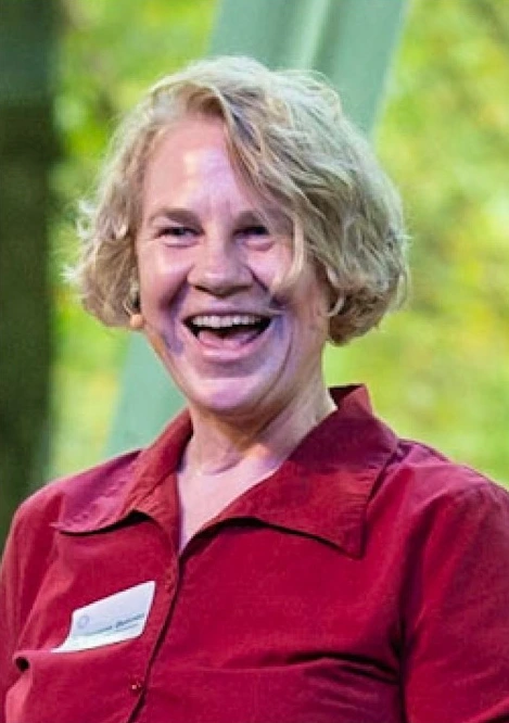Nahaufnahme von Yvonne Behnke mit offenem Lachen während der Keynote.