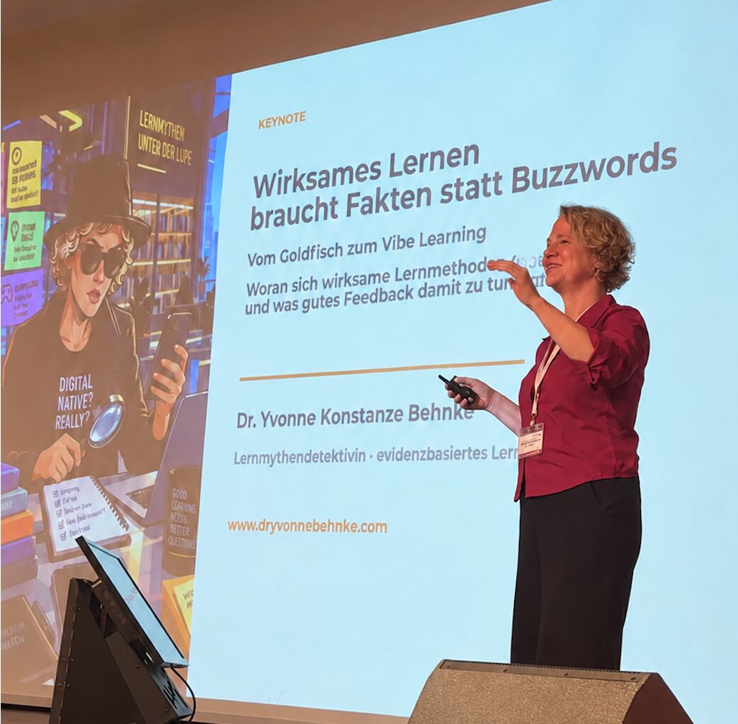 Yvonne Behnke während einer Keynote vor ihrer Präsentation über wirksames Lernen.