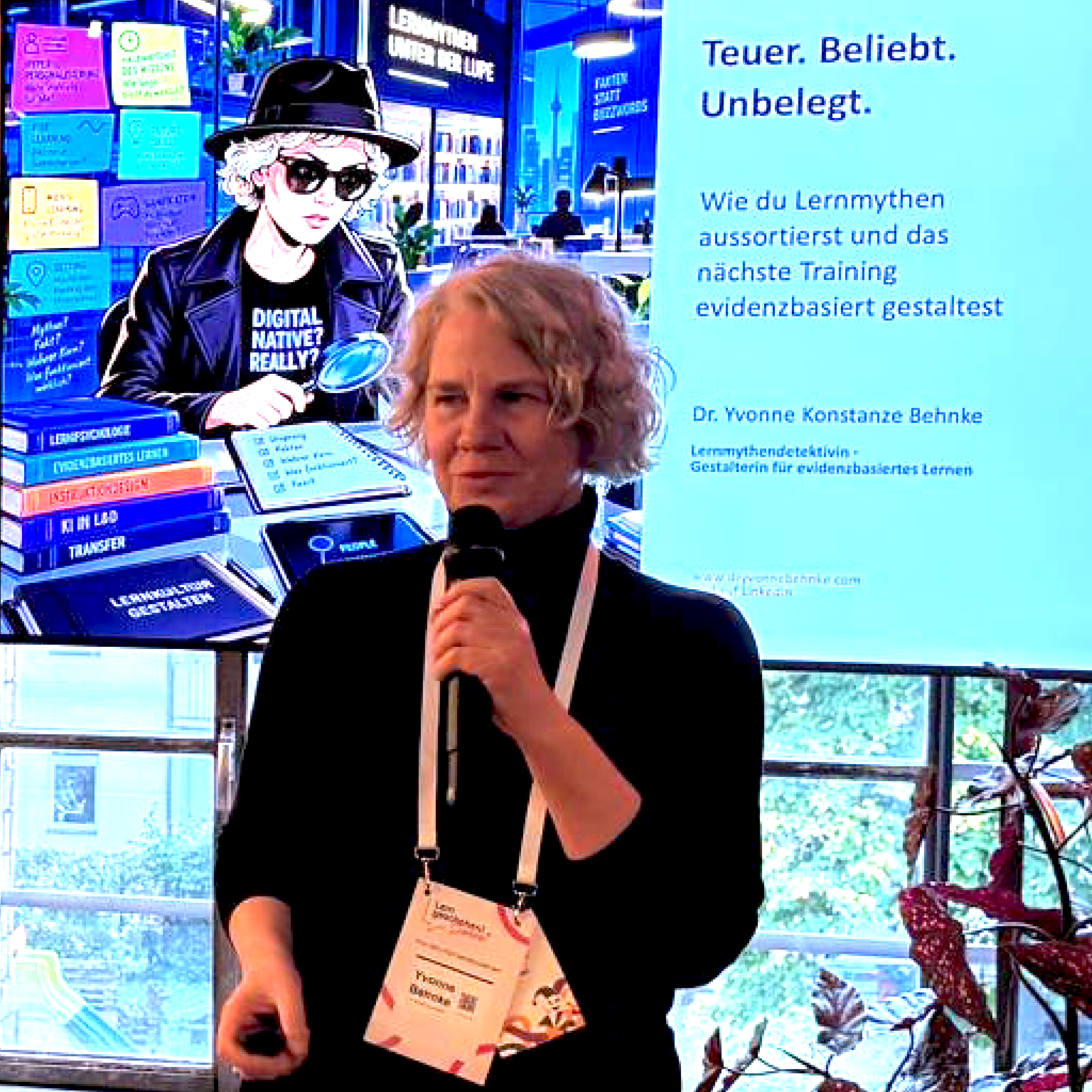 Yvonne Behnke mit Mikrofon beim Input bei lern geschehen.